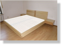 Bett mit seitlichen Schüben