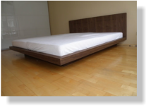 Bett in Nussbaum