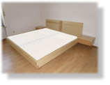 Bett mit seitlichen Schüben