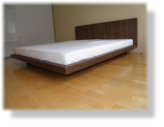 Bett in Nussbaum